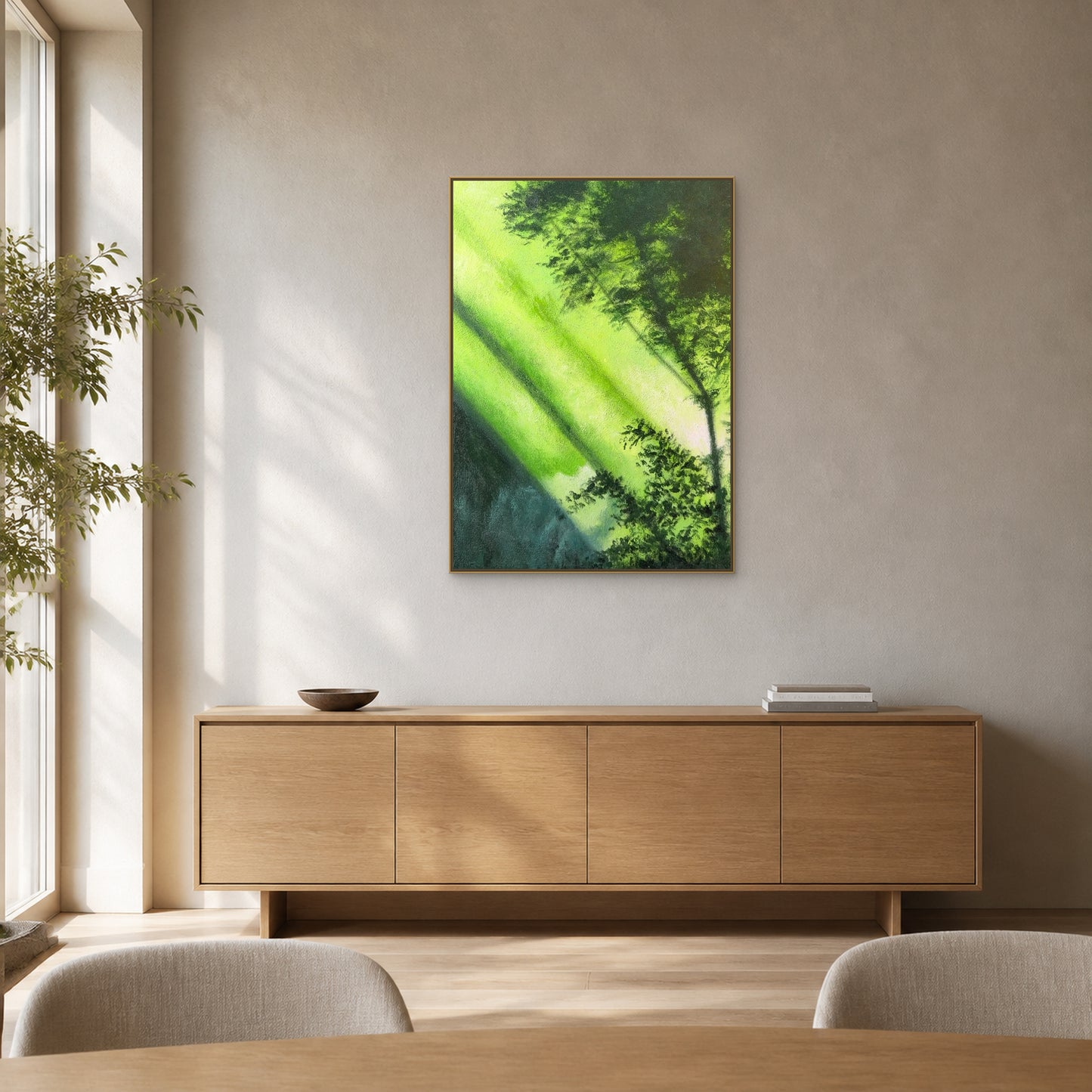 Lumière en forêt dans une fine caisse américaine champagne au-dessus d’un buffet de salle à manger en chêne clair