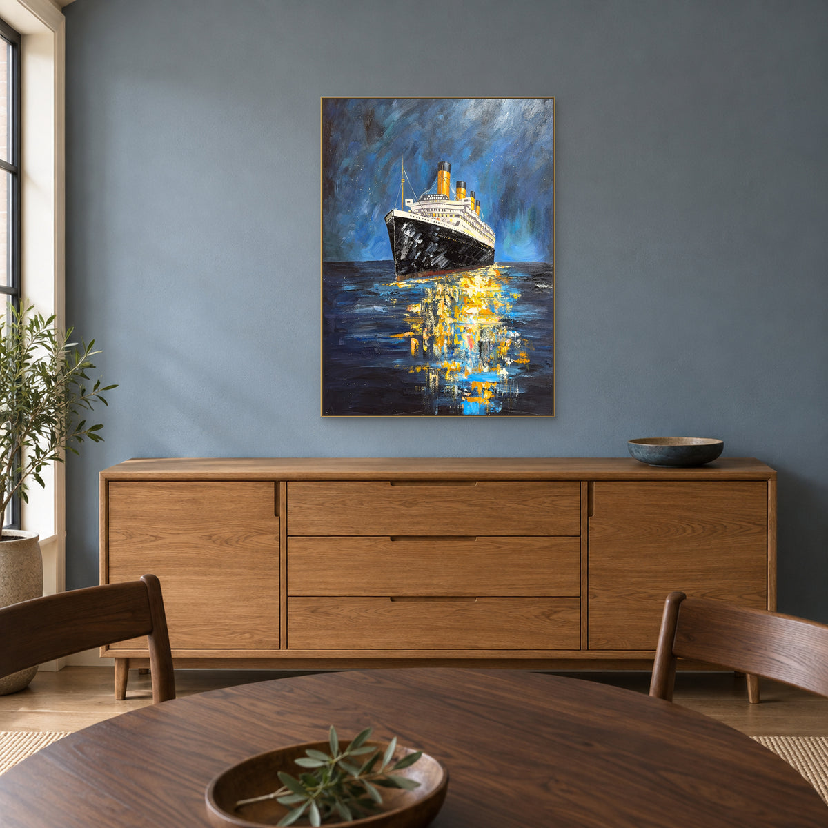 Paquebot de nuit dans un cadre flottant champagne, au-dessus d’un buffet ton chêne devant le mur bleu grisé d’une salle à manger