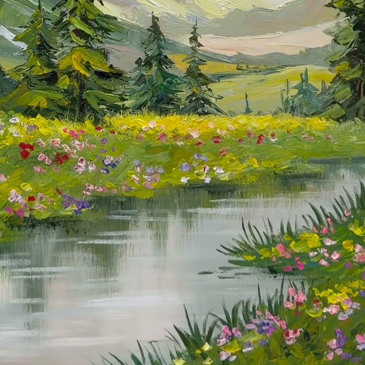 Vue rapprochée des fleurs colorées et des reflets de la rivière au pied des sapins