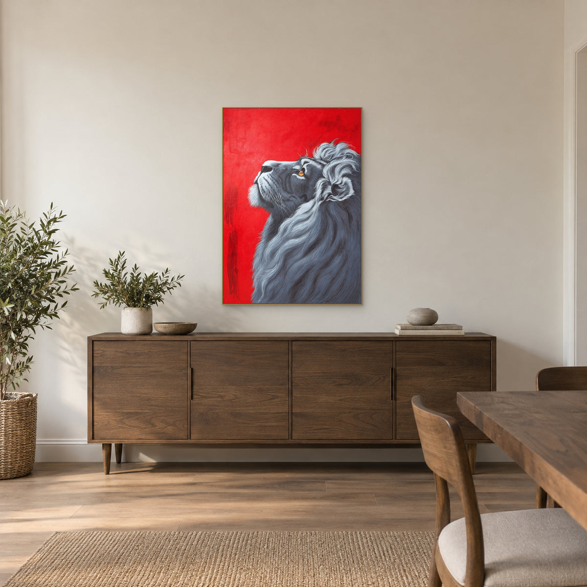 Tableau de lion dans un cadre champagne, au-dessus d’un buffet en chêne fumé dans une salle à manger