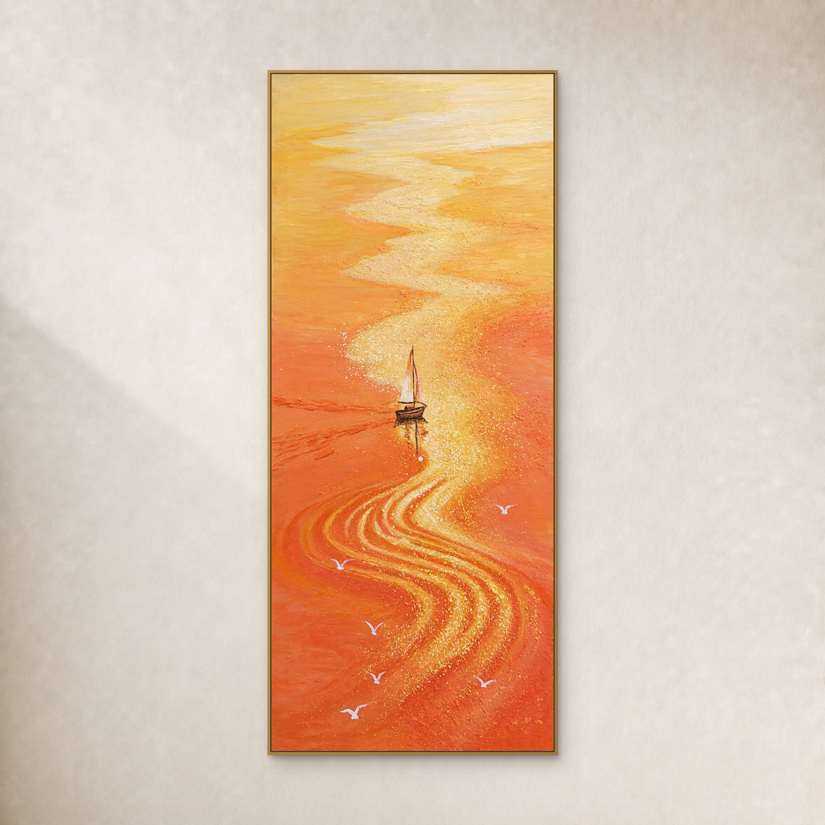 Marine orange en hauteur, avec voilier blanc et reflet doré sinueux, dans un cadre fin doré sur un mur ivoire
