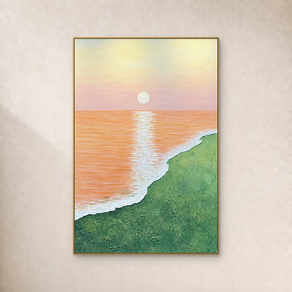 Mer abricot, soleil pâle et rive verte dans un fin cadre doré sur un mur ivoire