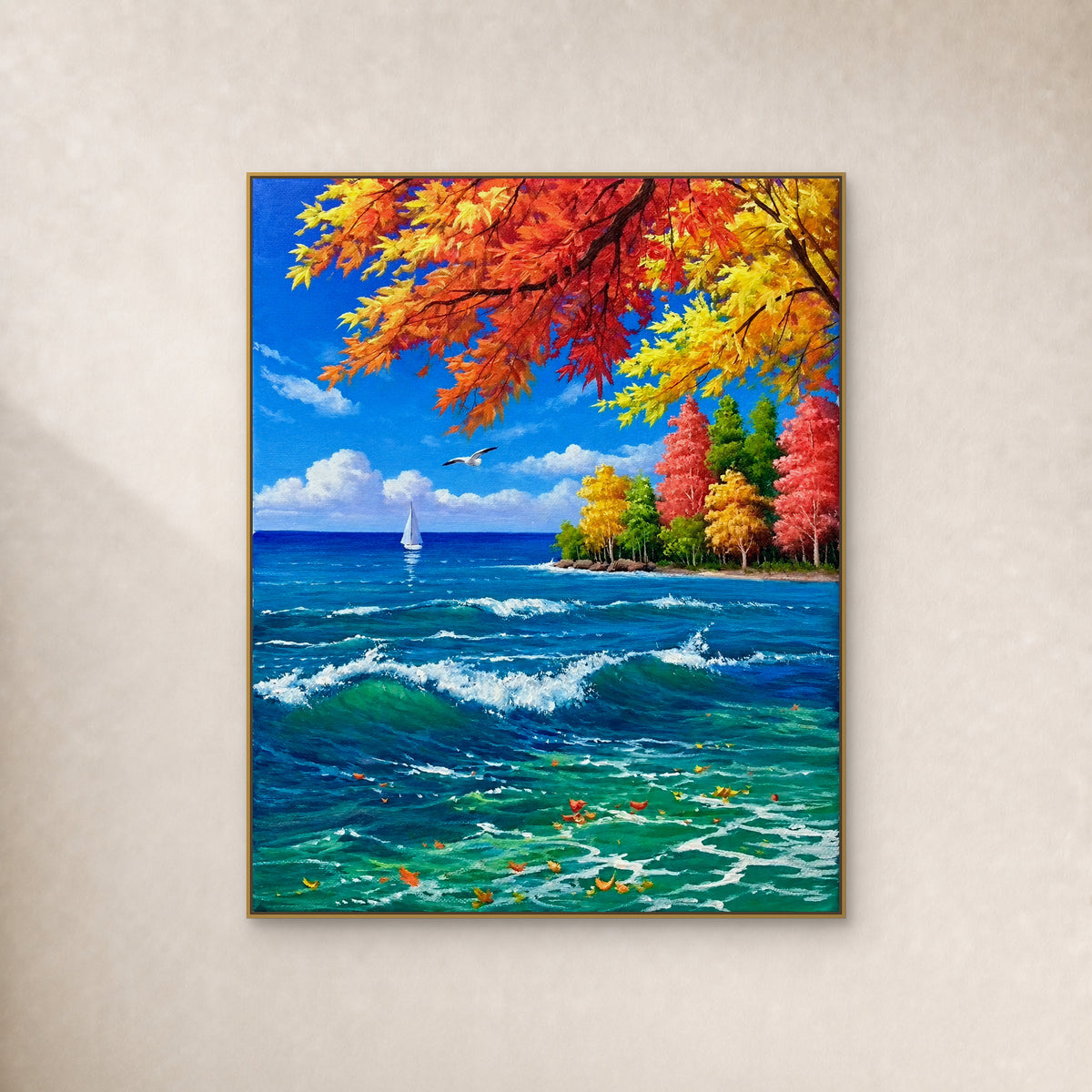 Feuilles d’automne au-dessus de vagues turquoise, voile blanche et rive boisée, dans un cadre fin doré sur un mur ivoire