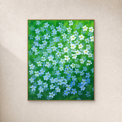 Fleurs de lin bleues et blanches sur fond vert, dans un fin cadre flottant doré sur un mur ivoire
