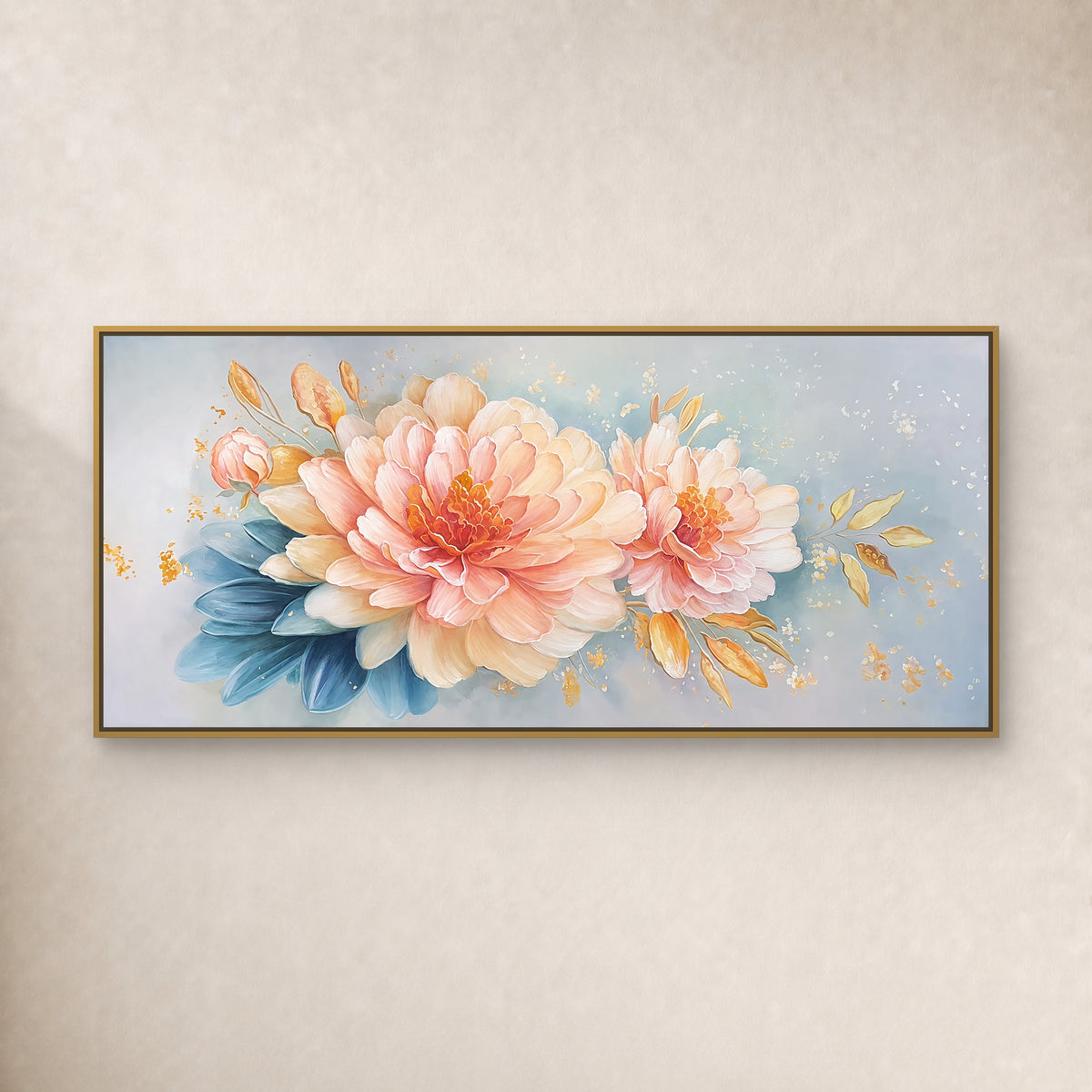 Pivoines roses et pêche aux feuilles bleues, dans un fin cadre flottant doré sur un mur ivoire uni