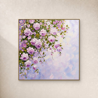 Tableau carré de roses mauves dans un fin cadre flottant doré sur un mur ivoire
