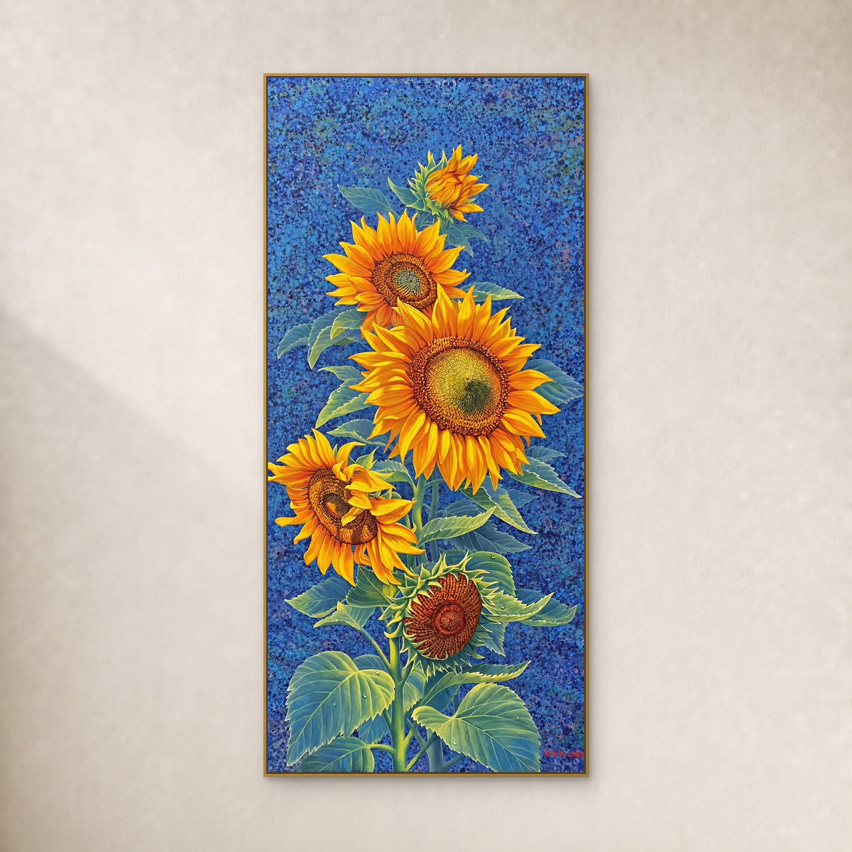 Tableau élancé de tournesols jaunes sur fond bleu cobalt, dans un cadre fin doré sur un mur ivoire