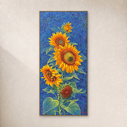 Tableau élancé de tournesols jaunes sur fond bleu cobalt, dans un cadre fin doré sur un mur ivoire