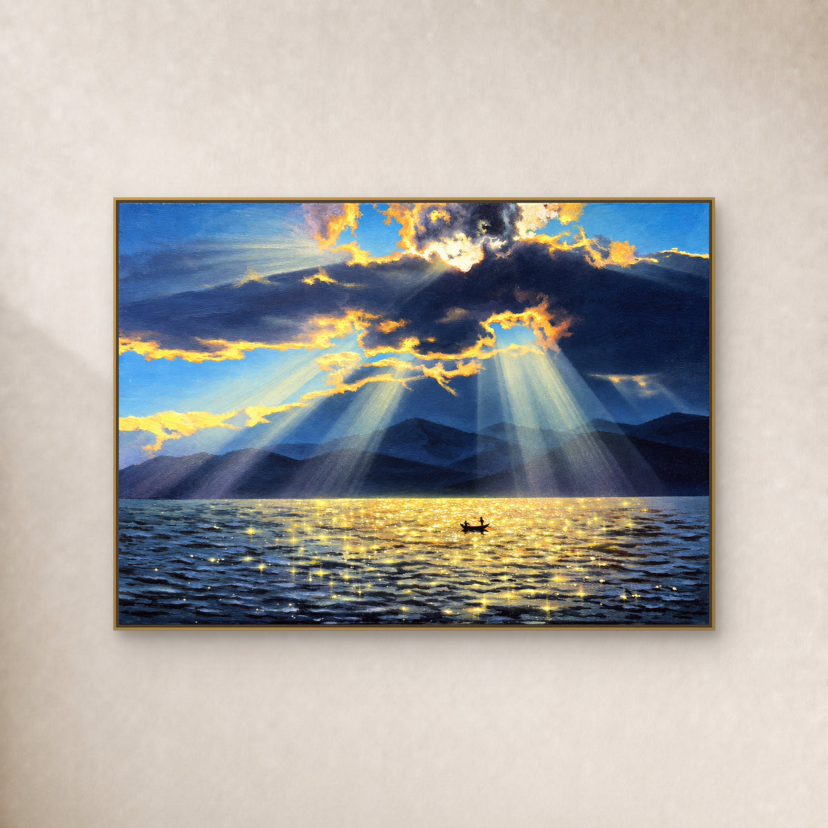 Tableau de lac bleu et or, rayons de soleil et petite barque, dans un fin cadre doré sur un mur ivoire