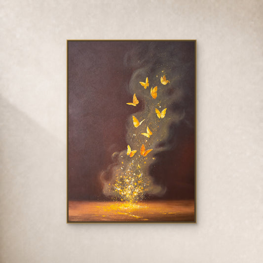 Neuf papillons dorés sur un tableau brun sombre, dans un fin cadre flottant doré sur un mur ivoire