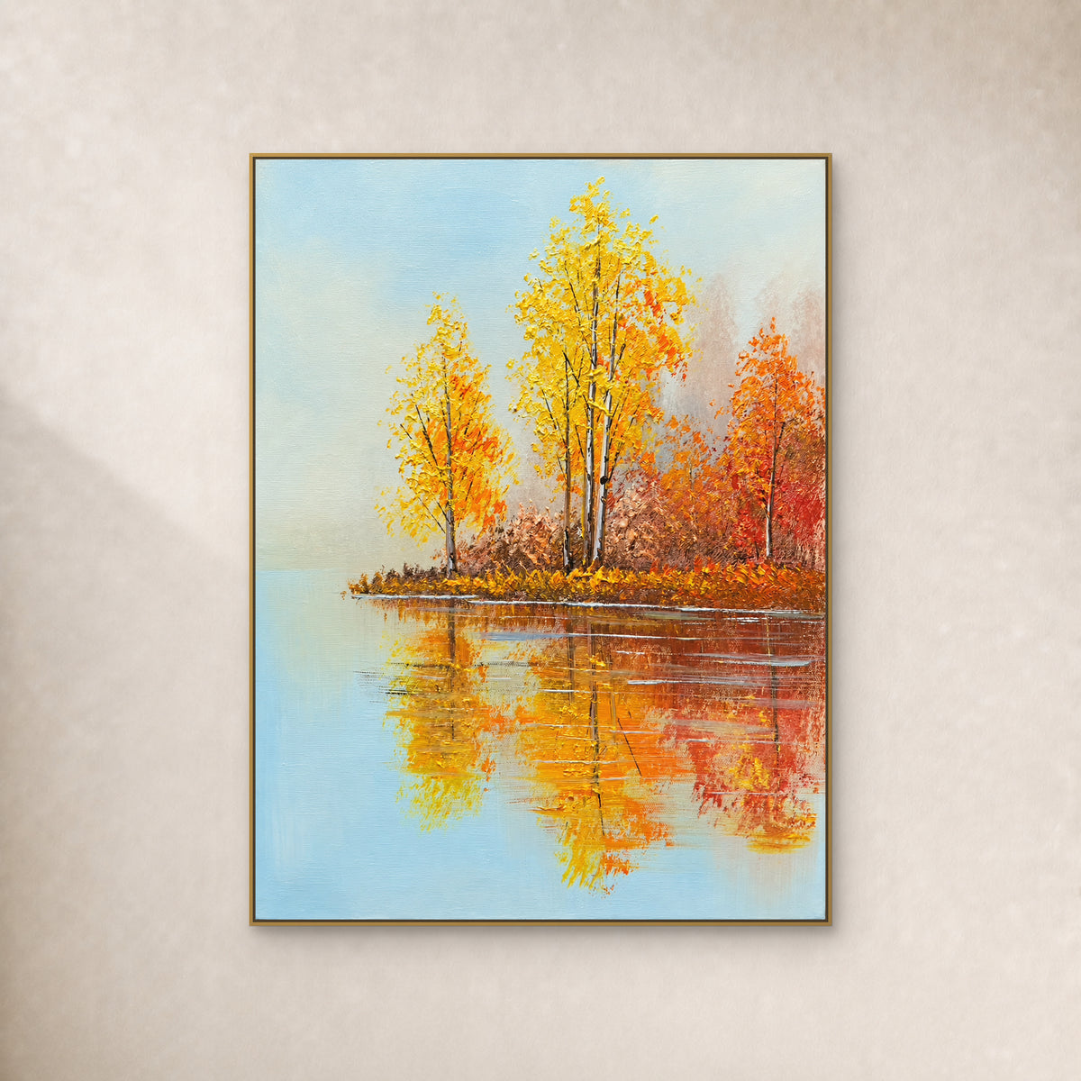 Bouleaux dorés et feuillage orange reflétés dans un lac bleu pâle, dans un cadre doré fin sur un mur ivoire