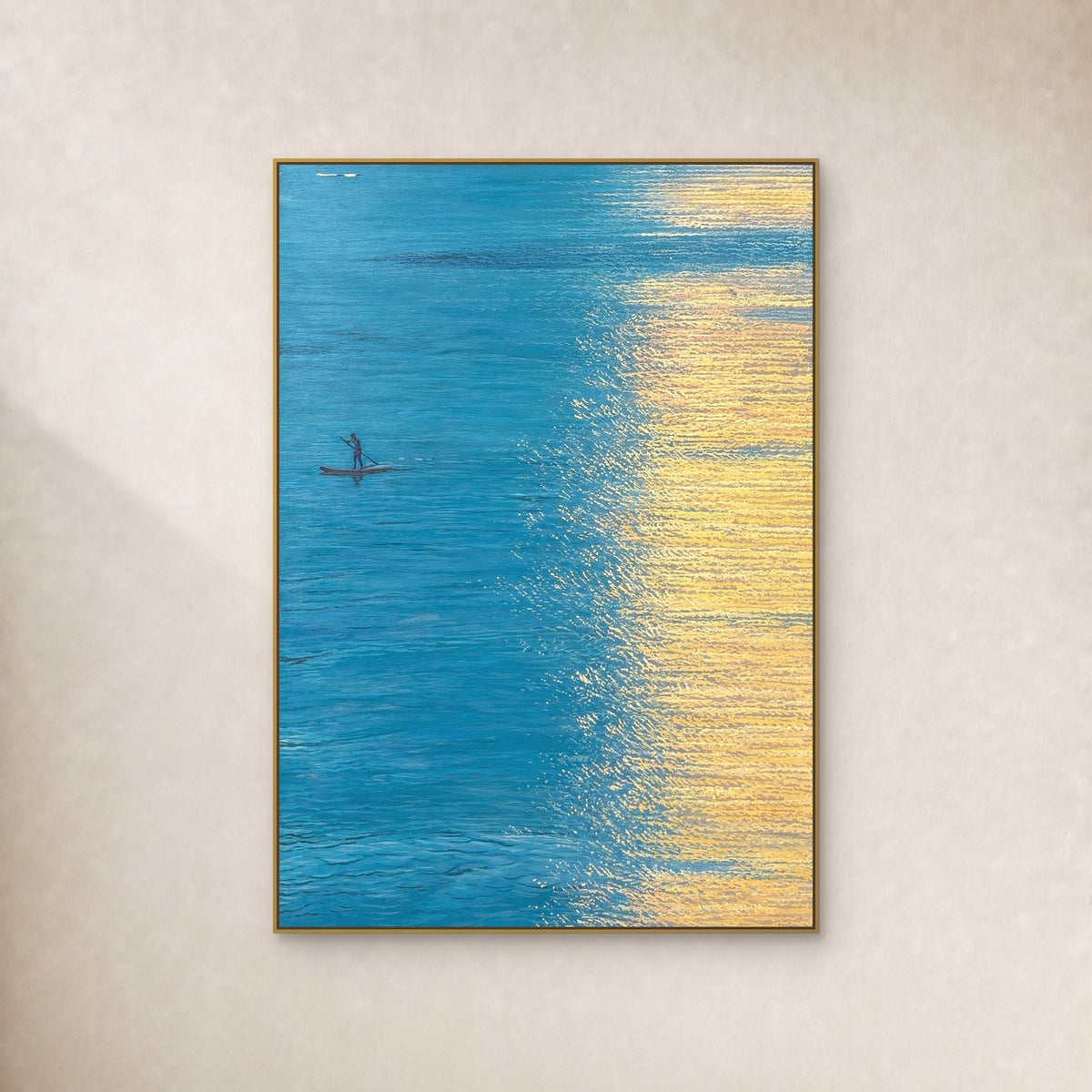 Eau turquoise, petite barque et reflets dorés dans un cadre flottant doré fin sur un mur ivoire