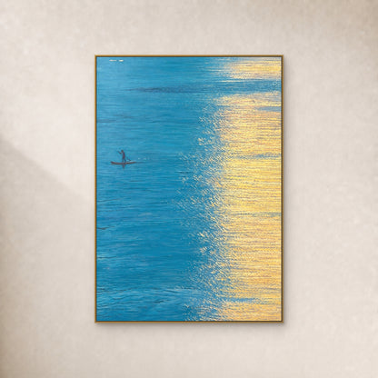 Eau turquoise, petite barque et reflets dorés dans un cadre flottant doré fin sur un mur ivoire
