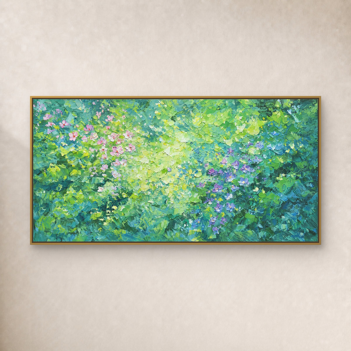 Tableau floral vert allongé aux fleurs roses et violettes, dans un fin cadre flottant doré sur un mur ivoire uni
