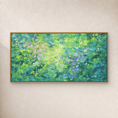 Tableau floral vert allongé aux fleurs roses et violettes, dans un fin cadre flottant doré sur un mur ivoire uni
