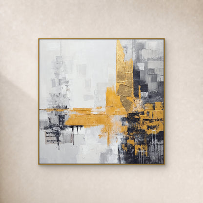 Tableau abstrait carré gris et doré dans un fin cadre doré sur un mur ivoire