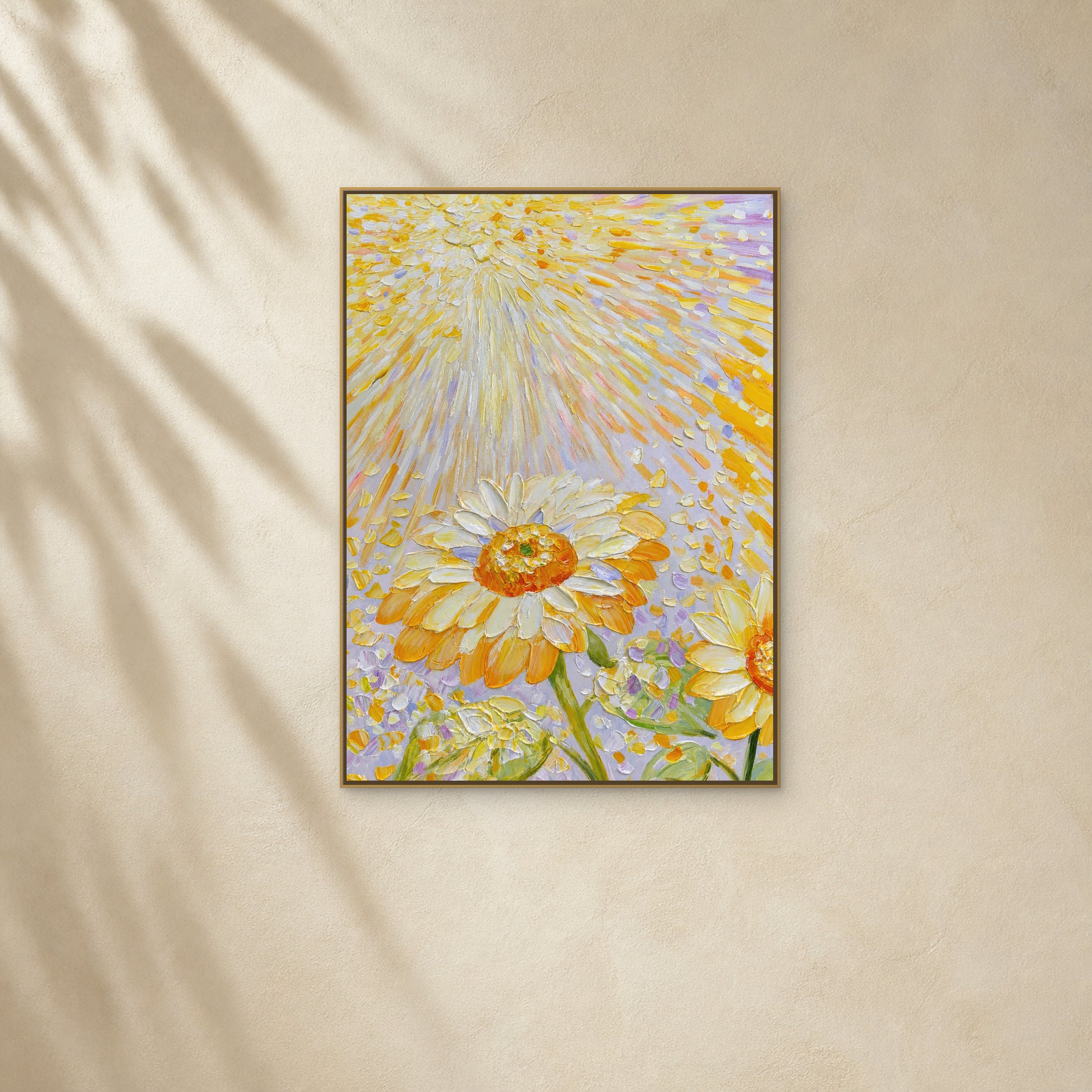 Tournesols dans la lumière dorée dans un fin cadre flottant doré sur un mur ivoire chaud éclairé d’une douce lumière diagonale