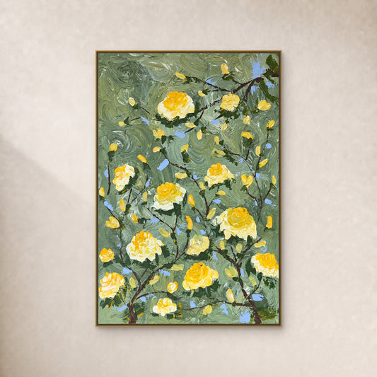 Tableau de roses jaunes et crème sur fond vert sauge, dans un fin cadre flottant doré sur un mur ivoire