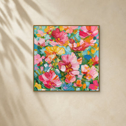Abondance florale dans un fin cadre flottant doré sur un mur ivoire chaud éclairé d’une douce lumière diagonale