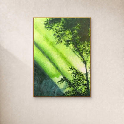 Lumière en forêt dans une fine caisse américaine dorée sur un mur ivoire chaud épuré