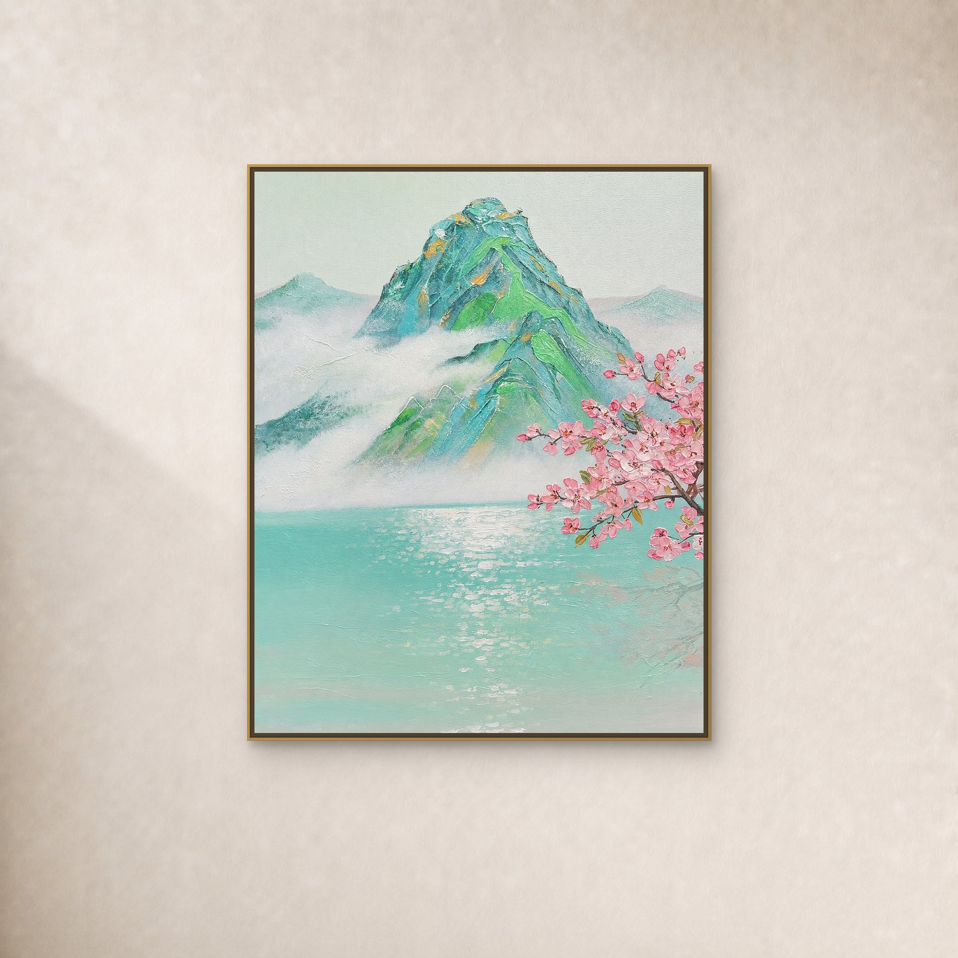 Fleurs de pêcher sur les monts brumeux dans une fine caisse américaine dorée sur un mur ivoire chaud et sobre