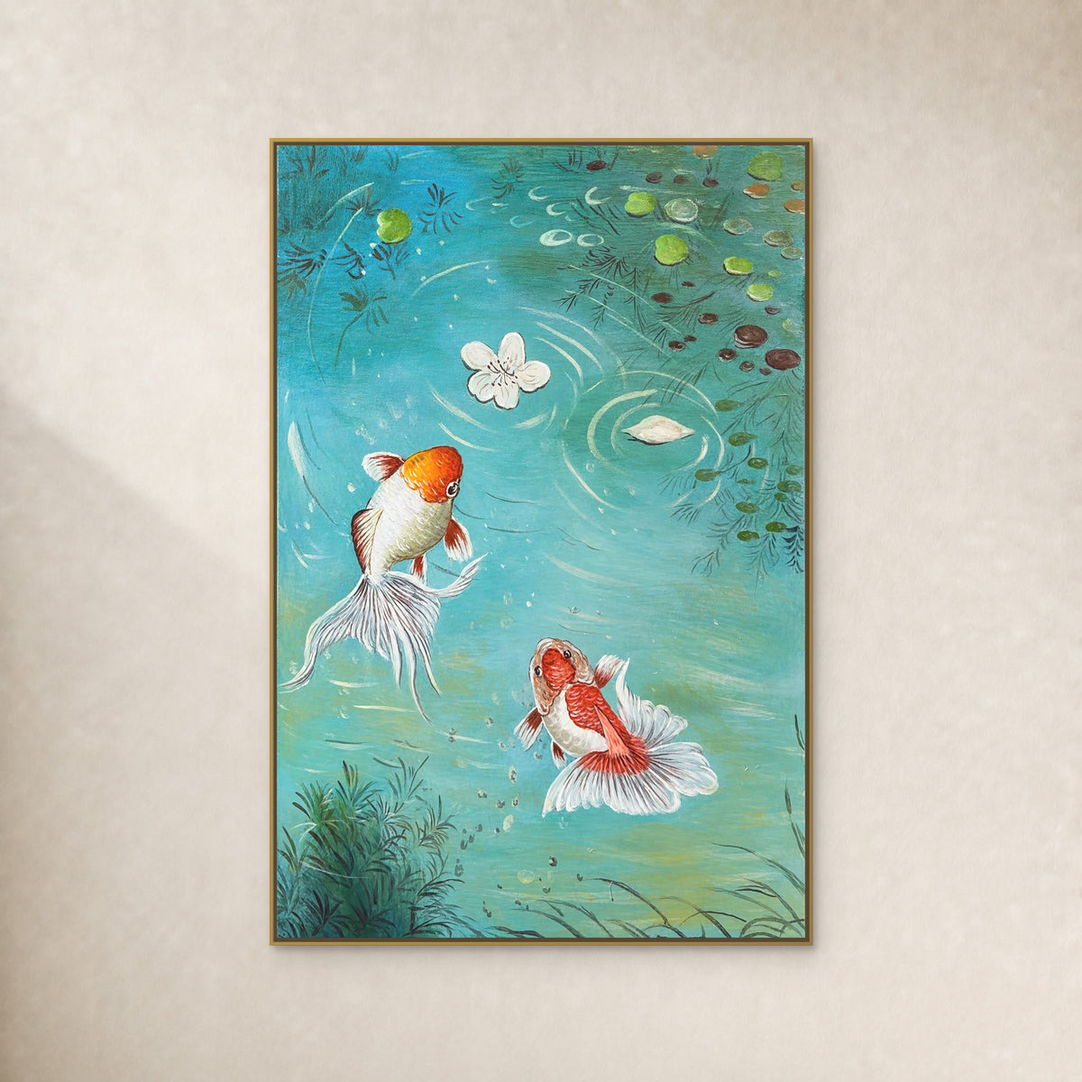 Tableau de deux carpes koï dans un bassin turquoise, présenté dans une fine caisse américaine dorée sur un mur ivoire chaud
