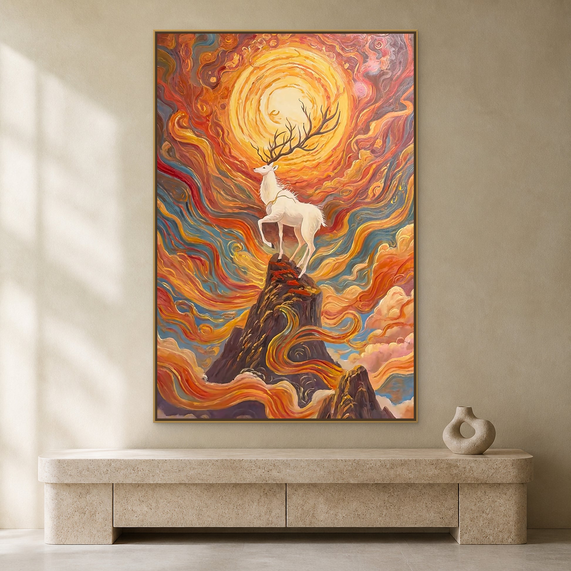 Tableau vertical d’un cerf blanc sur un sommet sous un soleil rayonnant, dans une fine caisse américaine dorée sur mur ivoire