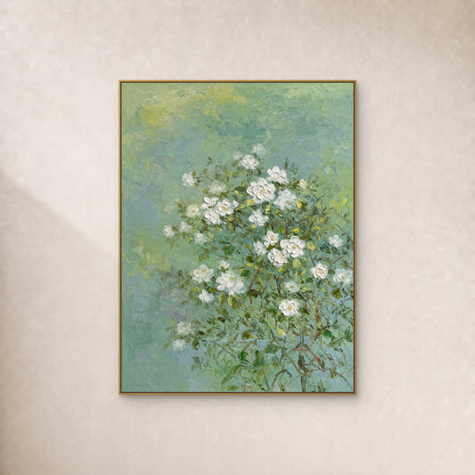 Tableau de jasmin blanc sur fond vert, cadre flottant doré fin sur un mur ivoire