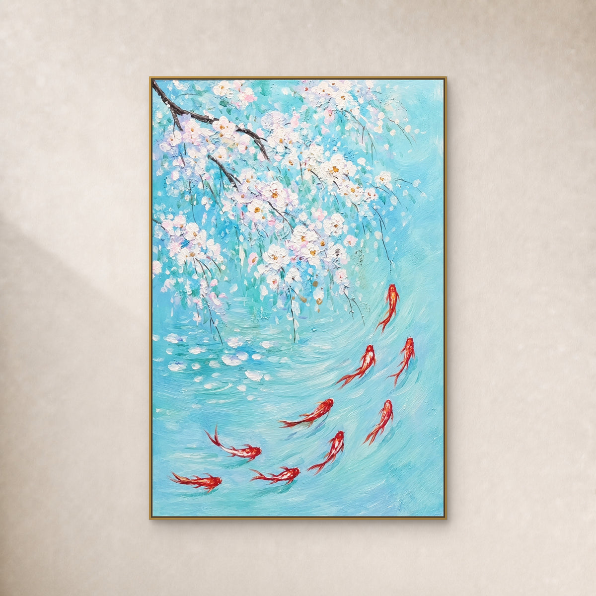 Neuf carpes rouges et blanches sous des fleurs blanches dans une eau turquoise, dans un fin cadre flottant doré sur un mur ivoire.