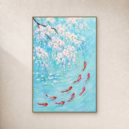 Neuf carpes rouges et blanches sous des fleurs blanches dans une eau turquoise, dans un fin cadre flottant doré sur un mur ivoire.