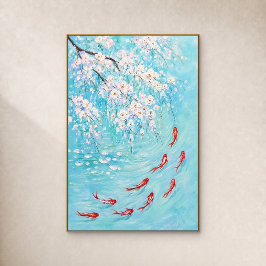 Neuf carpes rouges et blanches sous des fleurs blanches dans une eau turquoise, dans un fin cadre flottant doré sur un mur ivoire.
