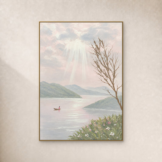 Paysage de lac pastel avec petite barque et rayons de lumière, cadre doré fin sur mur ivoire