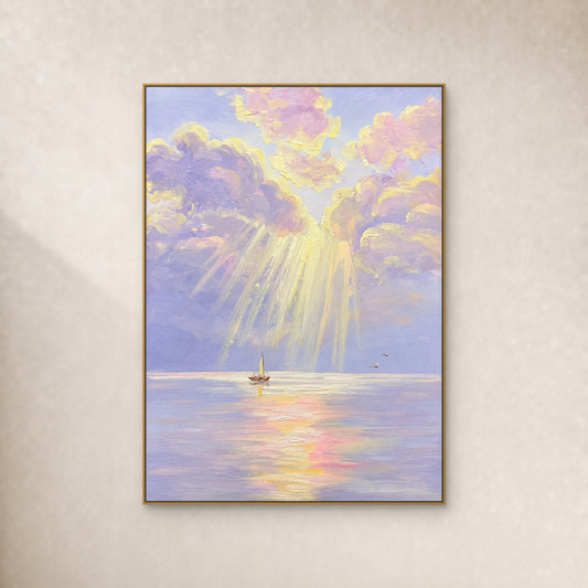 Rayons jaune pâle à travers des nuages lilas au-dessus d’un petit voilier, dans un fin cadre doré sur un mur ivoire.