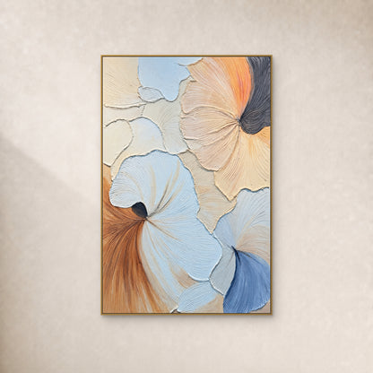 Abstrait pastel à formes en éventail bleu pâle et pêche, stries en relief et replis anthracite, fin cadre doré sur mur ivoire