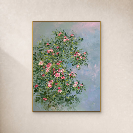 Tableau vertical de roses roses et de feuillage vert, dans un fin cadre flottant doré sur un mur ivoire chaud