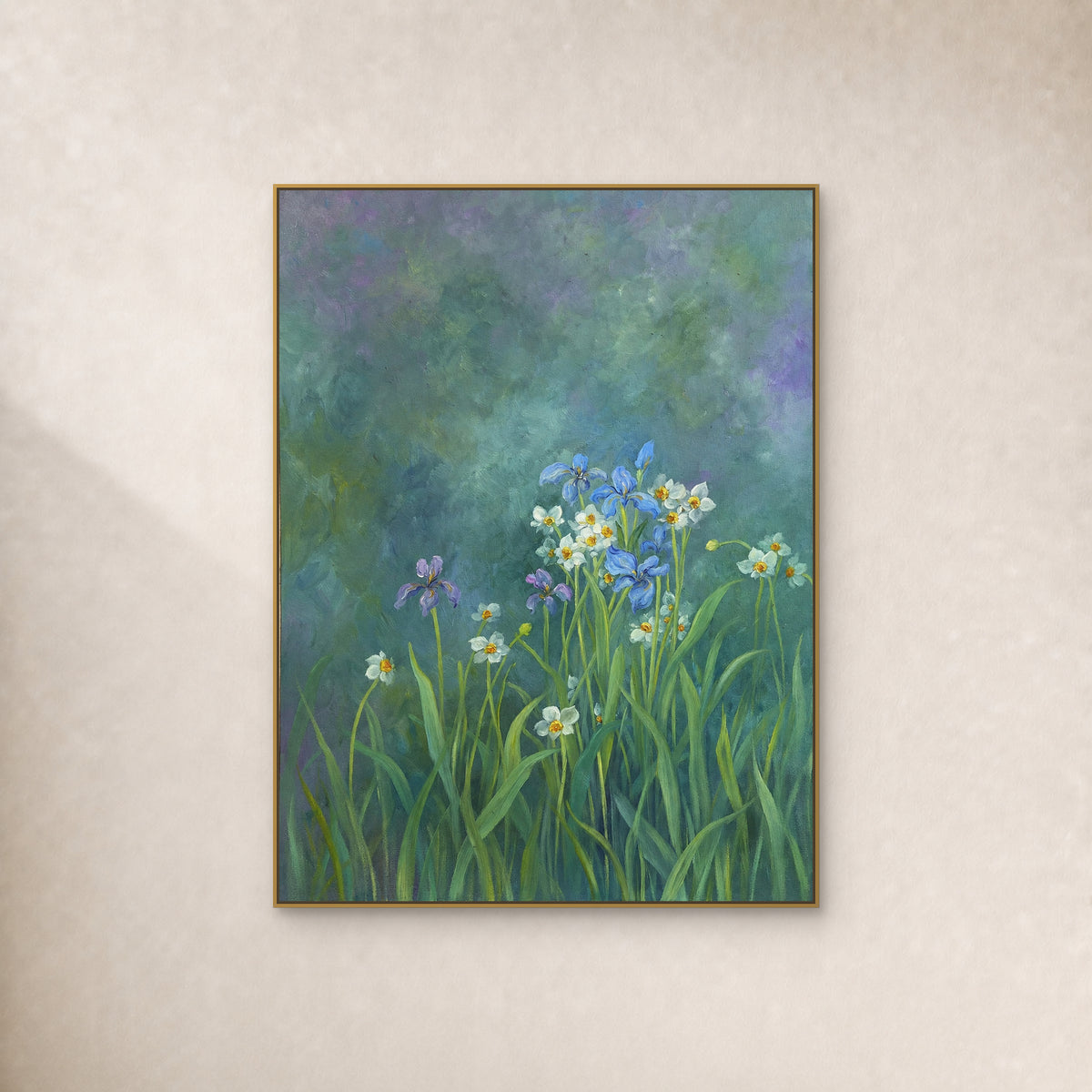 Iris bleus et violets et fleurs blanches sur fond vert bleuté, dans un fin cadre flottant doré sur un mur ivoire