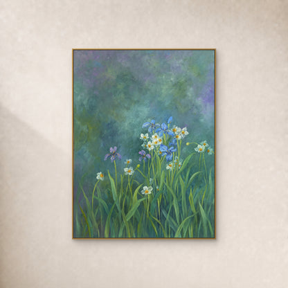 Iris bleus et violets et fleurs blanches sur fond vert bleuté, dans un fin cadre flottant doré sur un mur ivoire