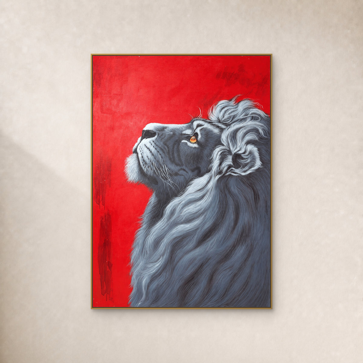 Lion gris argenté au regard levé sur fond écarlate, dans un fin cadre flottant doré sur un mur ivoire
