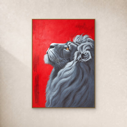 Lion gris argenté au regard levé sur fond écarlate, dans un fin cadre flottant doré sur un mur ivoire
