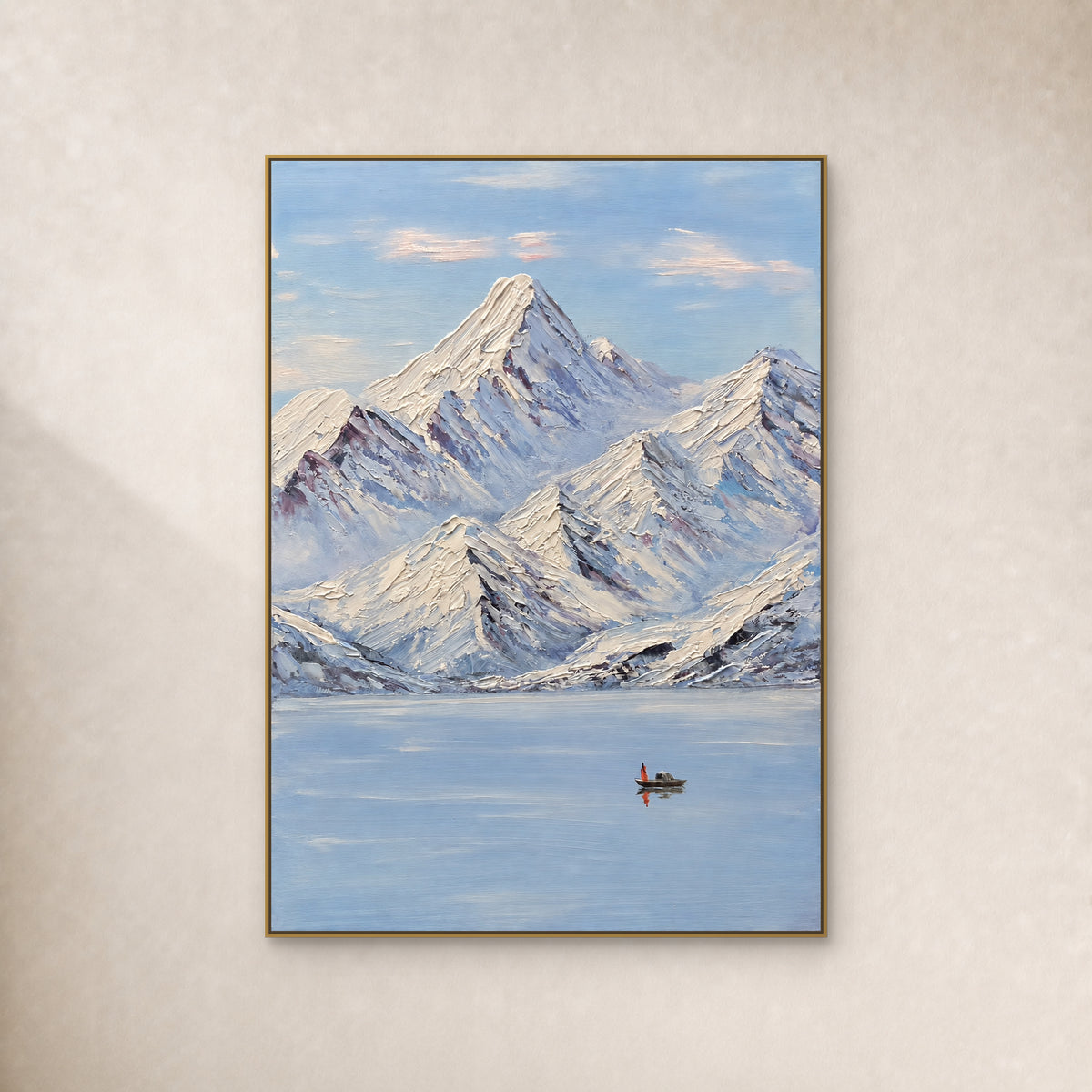 Sommets enneigés, lac paisible, tableau de montagnes en relief et petite barque dans un fin cadre flottant doré