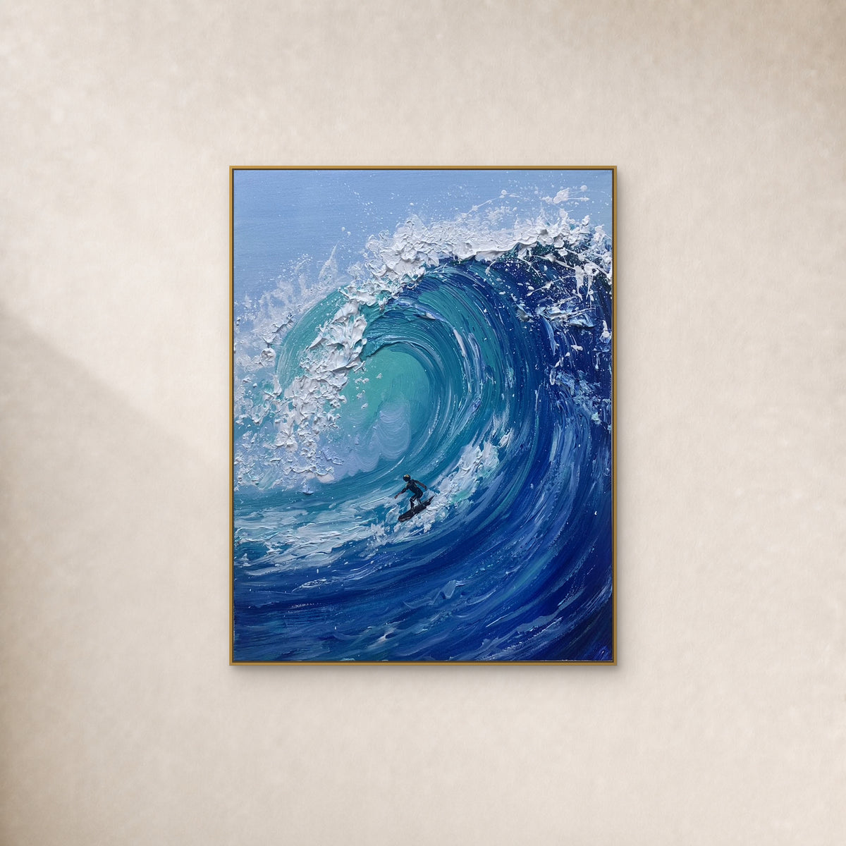 Petit surfeur dans une vague turquoise à l’écume blanche en relief, cadre fin doré sur un mur ivoire