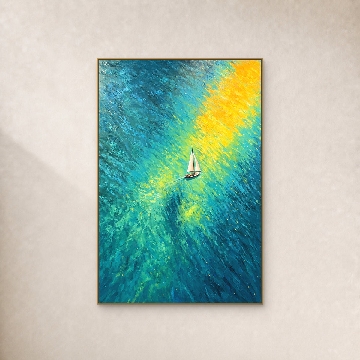 Tableau d’un voilier crème sur une mer turquoise aux reflets dorés, dans un fin cadre doré sur un mur ivoire.