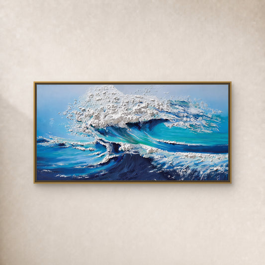 Tableau de vague turquoise à écume blanche en relief, dans un cadre doré fin sur mur ivoire