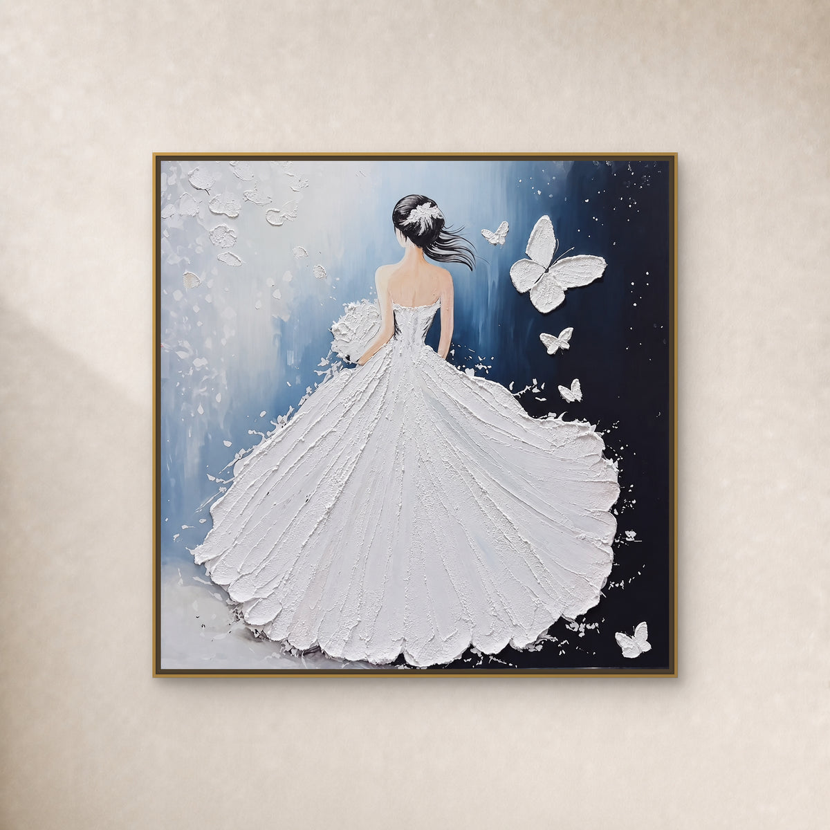 Tableau carré d’une femme en robe blanche texturée et de papillons sur fond bleu, dans un cadre fin doré sur un mur ivoire