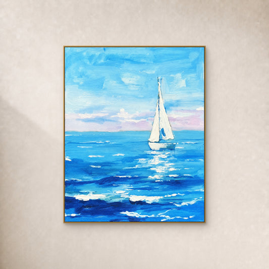 Voilier blanc sur des vagues turquoise et cobalt sous un ciel bleu, dans un fin cadre doré sur un mur ivoire.