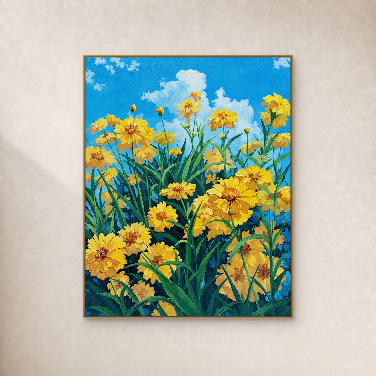 Fleurs jaunes et feuillage vert sous un ciel bleu, dans un fin cadre doré sur un mur ivoire
