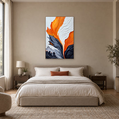 Tableau abstrait vertical orange et blanc dans un cadre ton chêne, centré au-dessus d’un lit rembourré