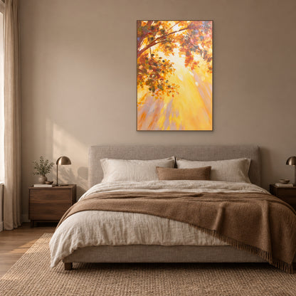 Tableau de feuillage ambré dans un fin cadre aspect bois, centré au-dessus d’une tête de lit en lin dans une chambre aux tons chauds.