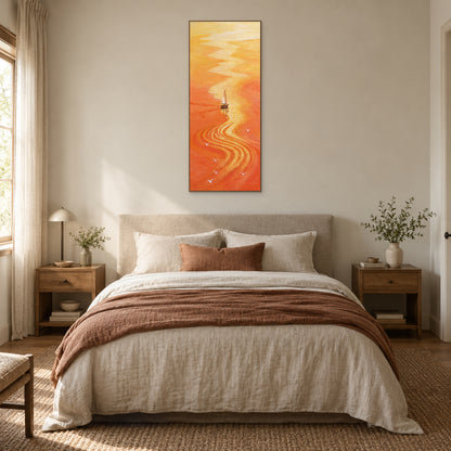 Tableau orange de voilier dans un cadre ton chêne, centré au-dessus d'un lit crème avec un plaid rouille