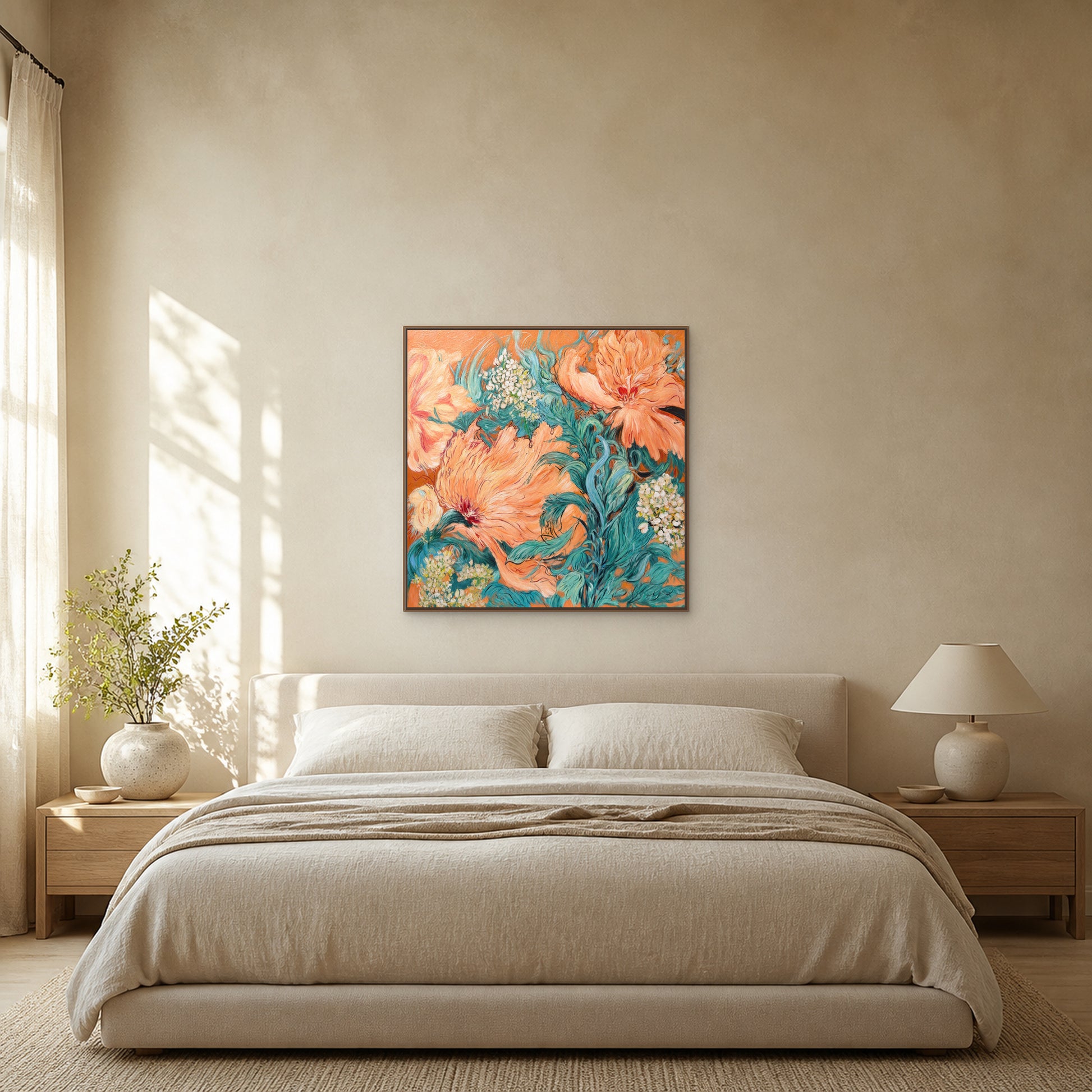 Jardin de pivoines corail dans un fin cadre flottant en chêne centré au-dessus d’un lit avoine dans une chambre couleur pierre calcaire